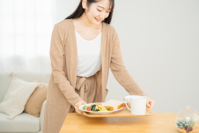 women with meal